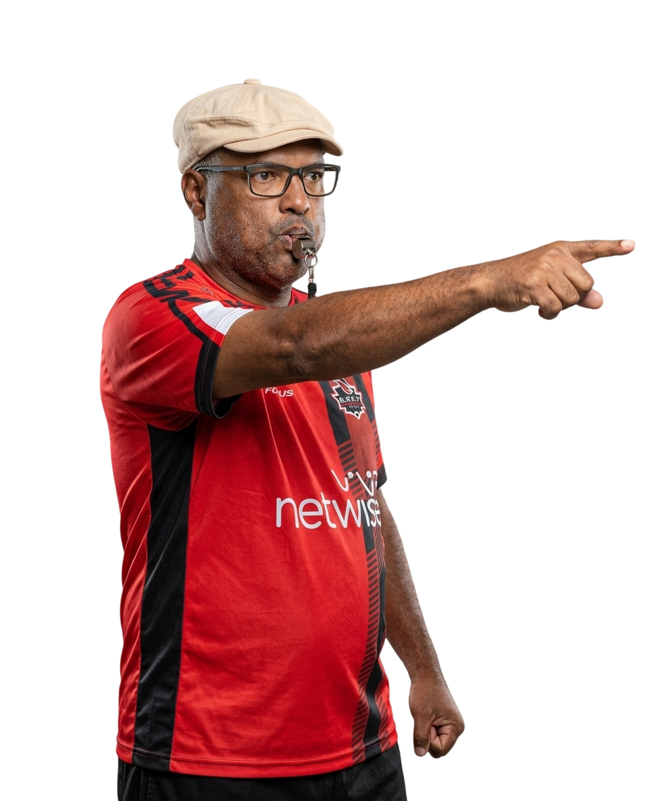 Walmir Franco de boné, apitando e apontando o treino